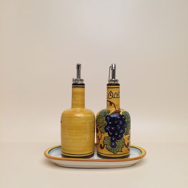Set of 2 oil and vinegar bottles, cm.15h with tray